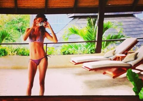 Mãe de dois, Gisele Bündchen mostra corpão no espelho